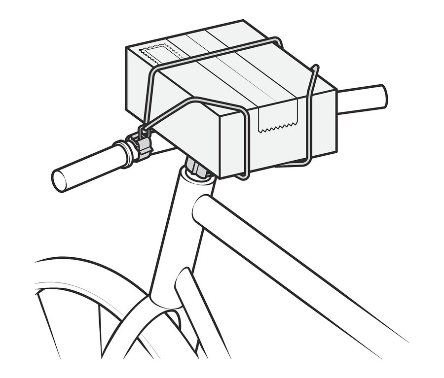 Csomag rögzítve a kormányra kerékpáros csomagrögzítő pánttal.