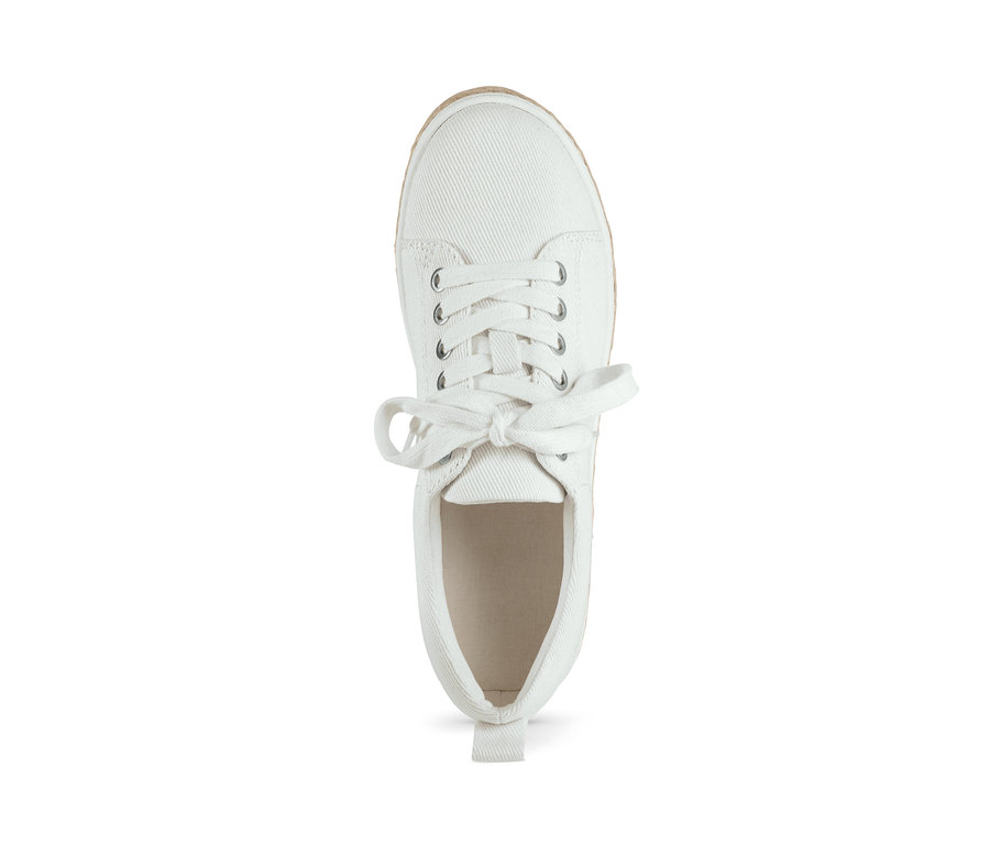 Egyetlen fehér vászon sneaker cipő közeli képe felülről.