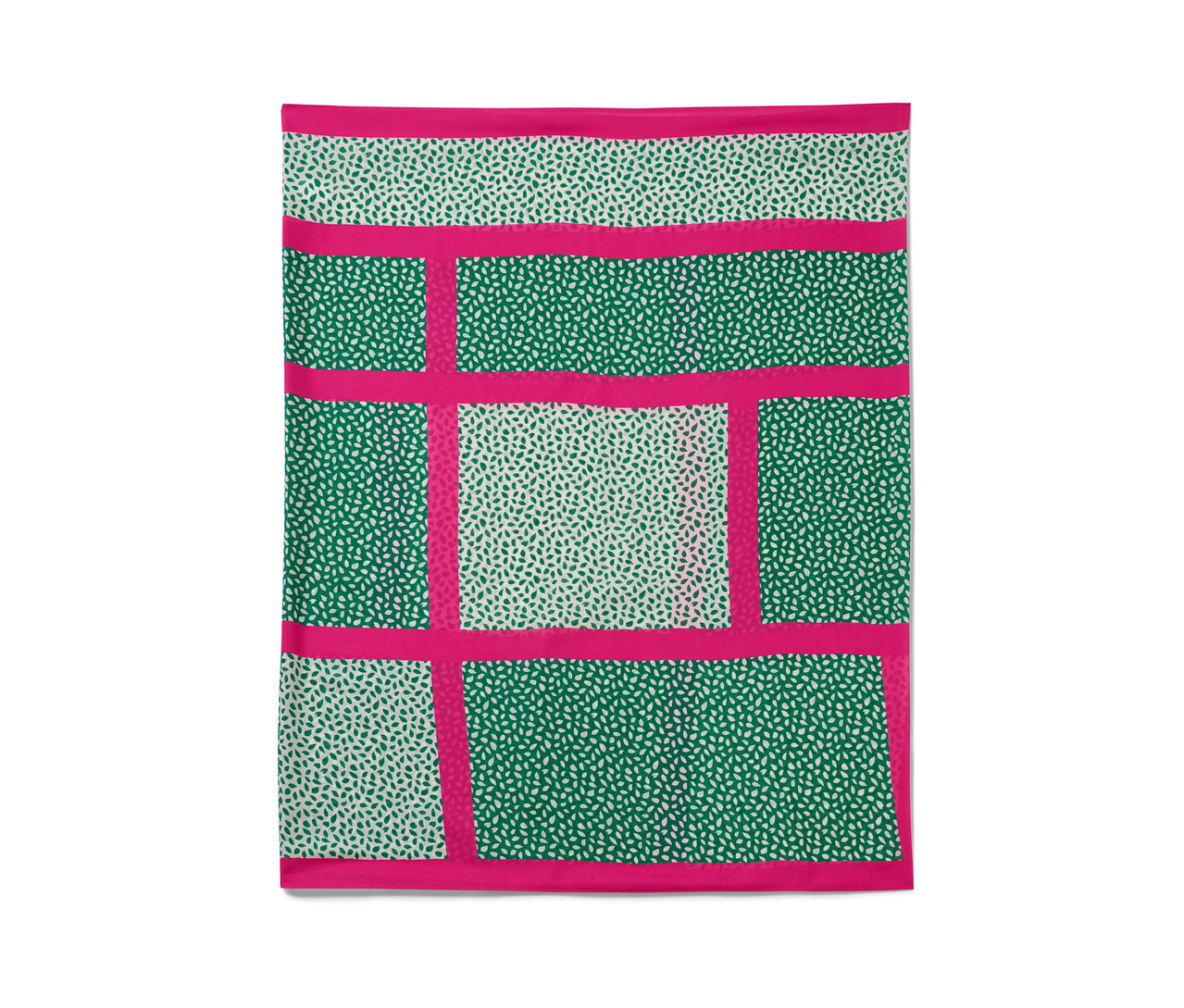 Egy nyomott mintás körsál zöld és fehér levelek mintájával, rózsaszín háttéren.