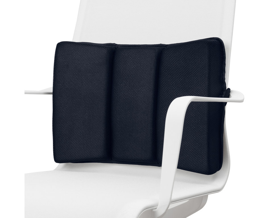 Memóriahabos deréktámasztó párna egy fehér széken.