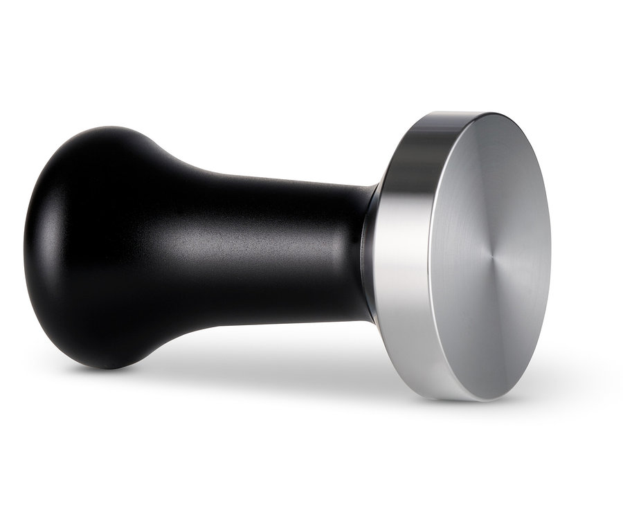 Egy fekete tamper fekszik az oldalán.