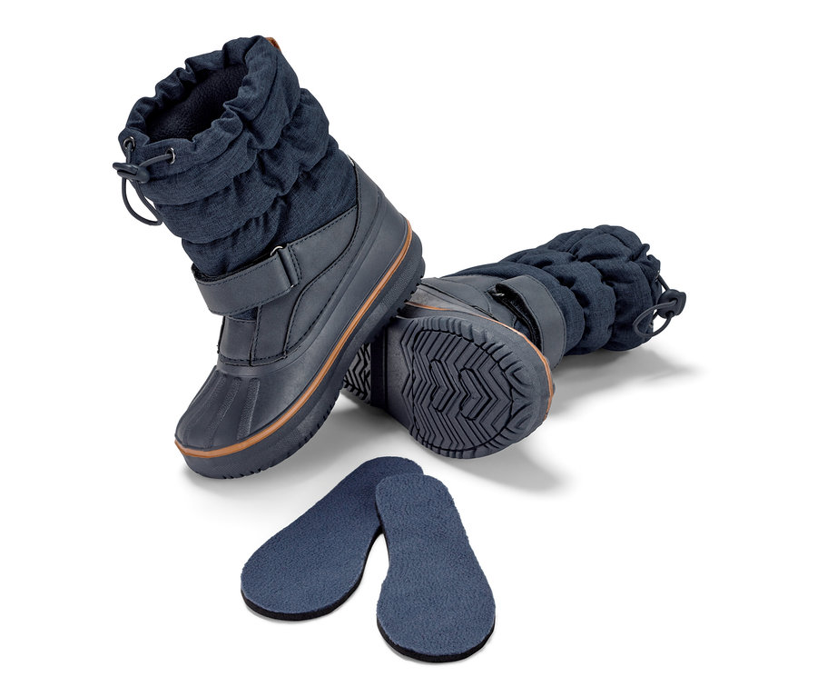 Két gyerekcsizma minden időjárásra és két talpbetét fehér háttéren.