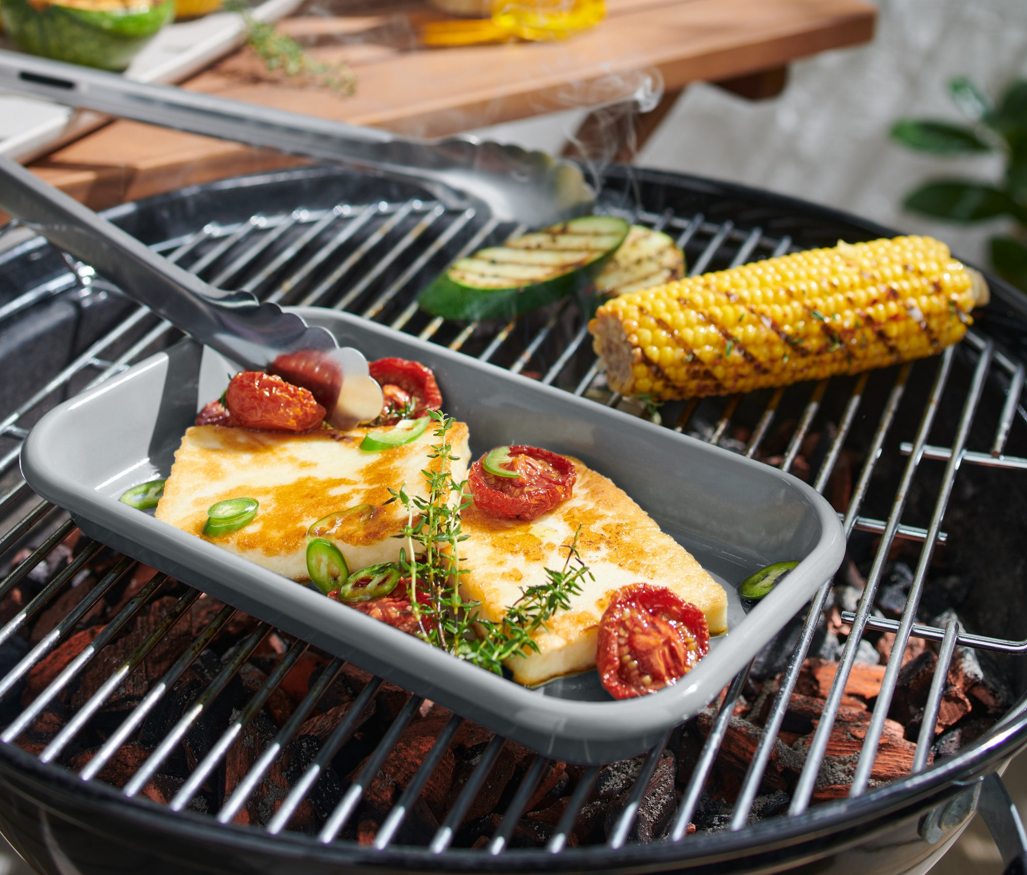 Grill kukoricával és grillezett halloumi sajttal a zománcozott tálban.