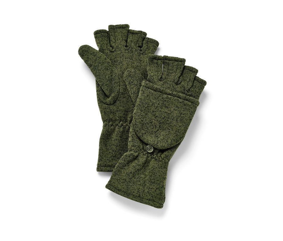 Két khaki kötött polár lehajtható kesztyű egymás mellett fekszik.