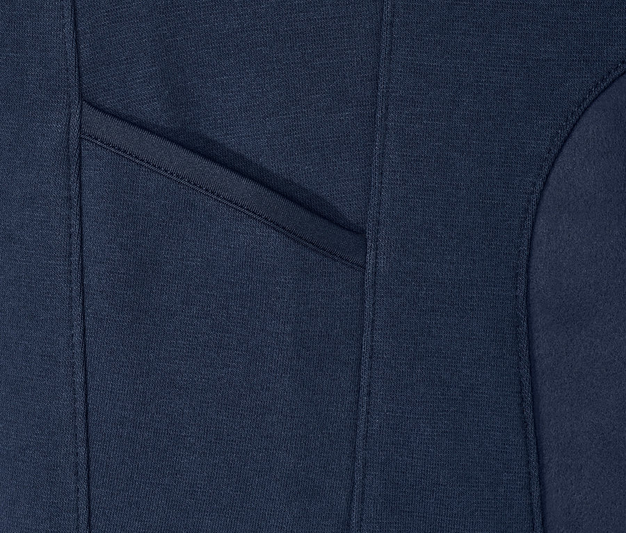 Kék lány lovaglónadrág zsebének részletfotója.