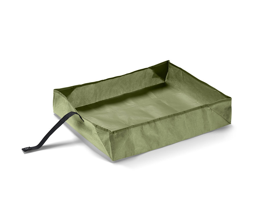 Egy zöld növényültető szőnyeg fekete pánttal fehér háttéren.