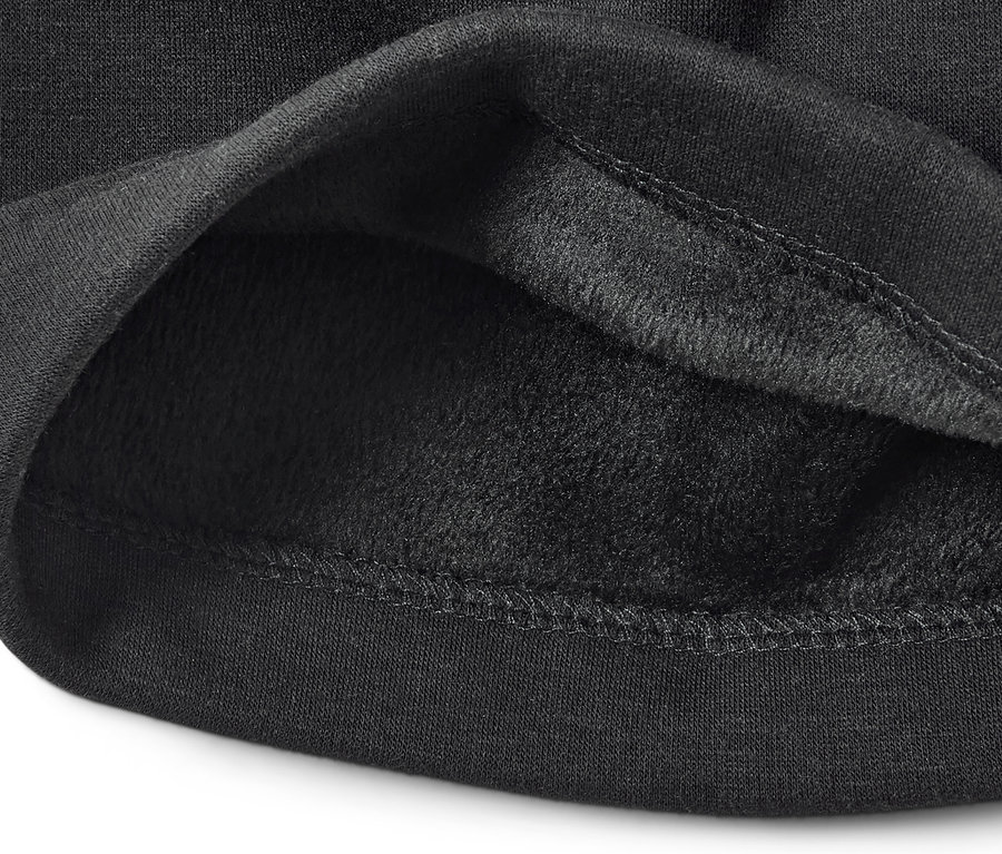 Egy fekete női sapka részletgazdag közeli képe.