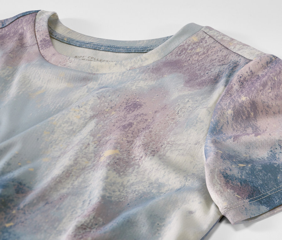 Egy mintás/kék 2 lány sportfelső közelről, absztrakt mintával.