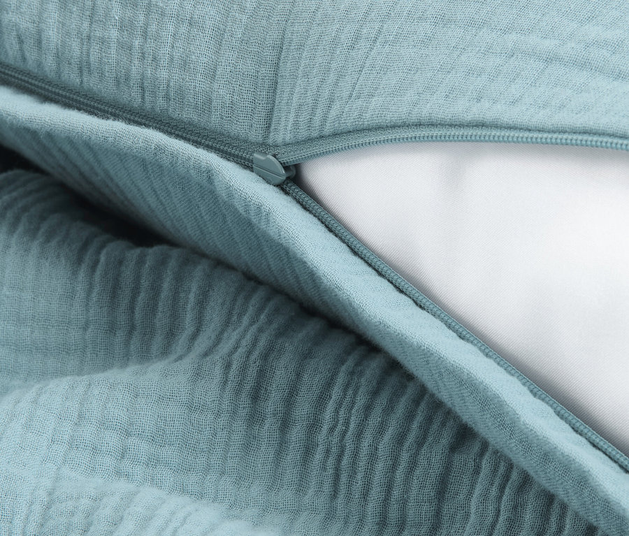 Kék muszlin ágyneműhuzat részlete cipzárral.