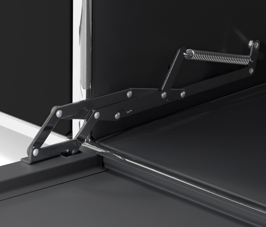 A fekete CN3 szekrény felnyíló mechanizmusának részlete.