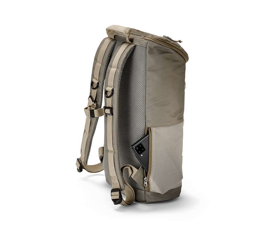 Egy túrahátizsák részlete egy okostelefonnal az oldalzsebben.