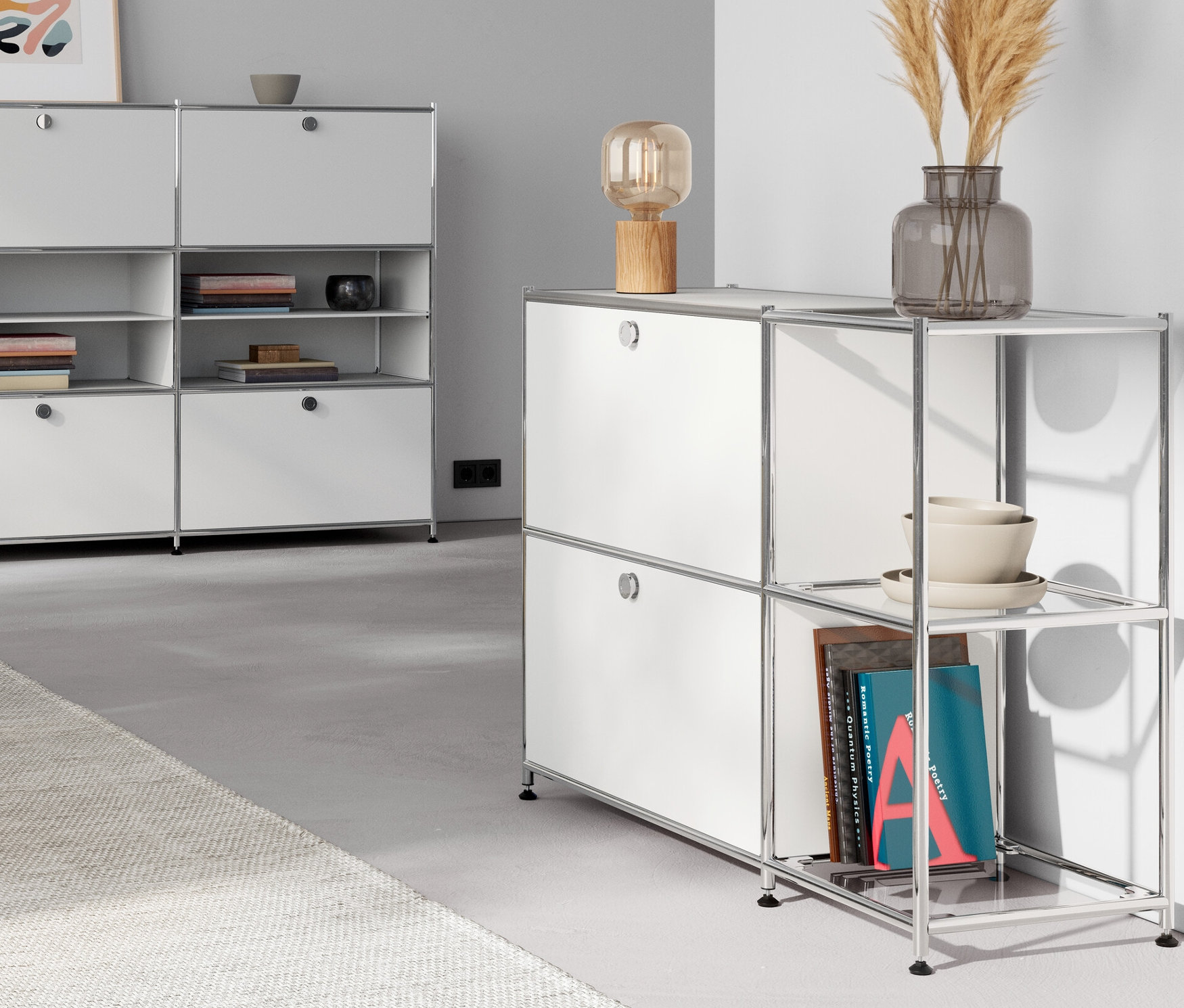 Nappali fa asztali lámpával egy fehér, 4 lenyíló ajtós »CN3« fém komódon. Sárga »CN3« fém dohányzóasztal lenyíló ajtóval.