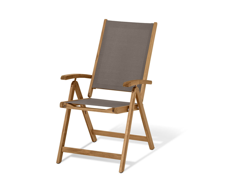 Egy »Lenja« összecsukható kerti szék állítható magas háttámlával, fából és textilből.