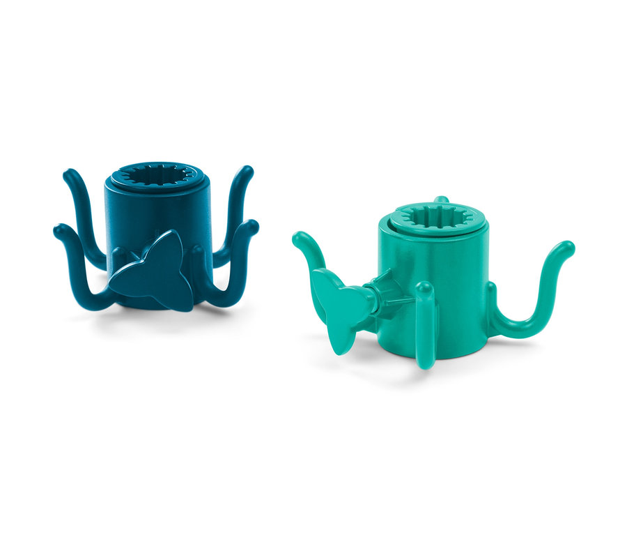 Két napernyő akasztó, egy kék és egy zöld, fehér háttér előtt.