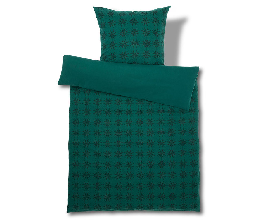 Felülnézet egy zöld, mintás Biber-Bettwäsche flanel ágyneműgarnitúráról, Übergröße, Normalgröße és Doppelgröße méretekben.