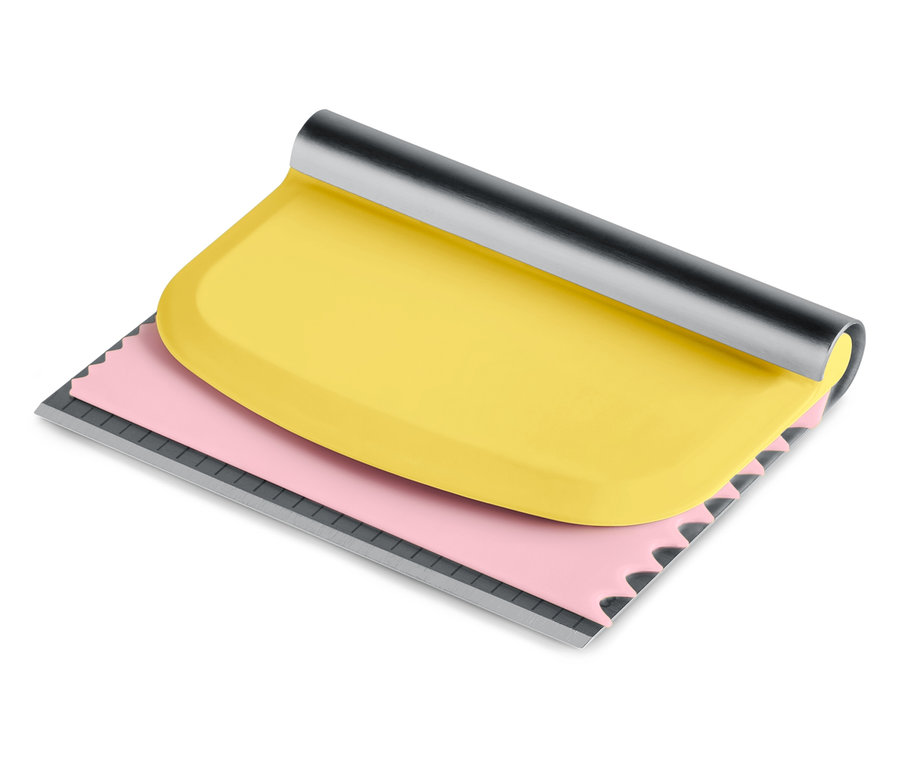 Sárga tésztakaparó rózsaszín, fogazott széllel és ezüst fogantyúval.