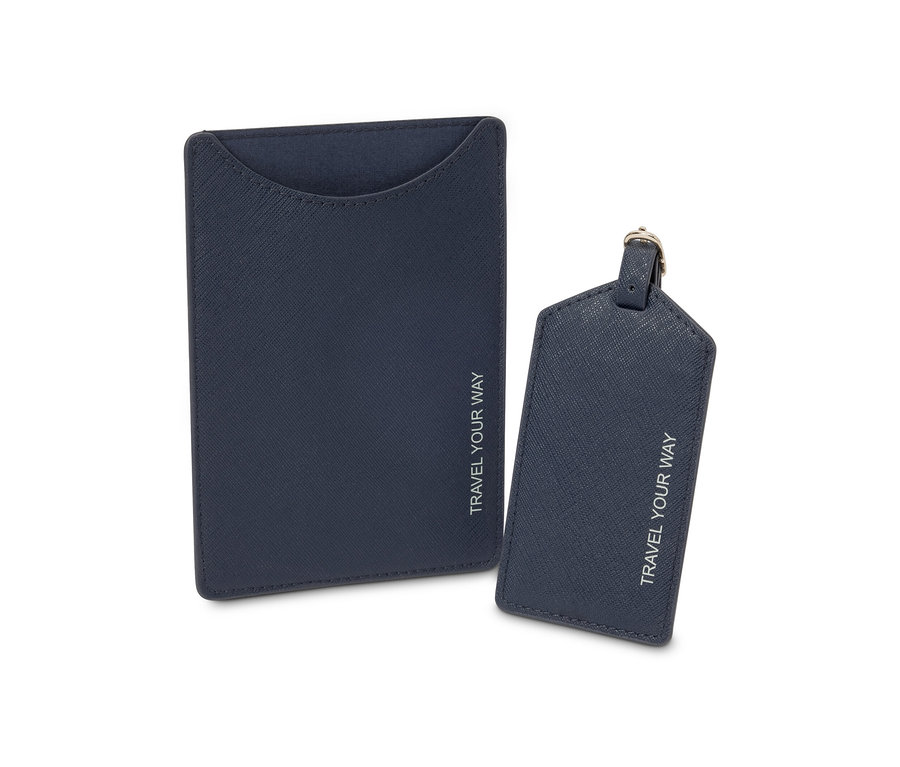 Kék útlevéltartó és poggyászcímke TRAVEL YOUR WAY felirattal.