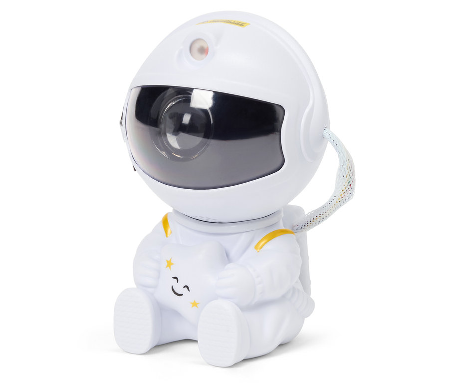 Egy fehér ruhás űrhajós ül és egy csillagot tart.