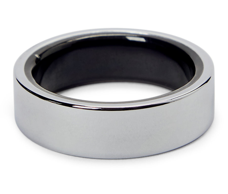 Ezüst gyűrű fekete belsővel fehér háttéren.