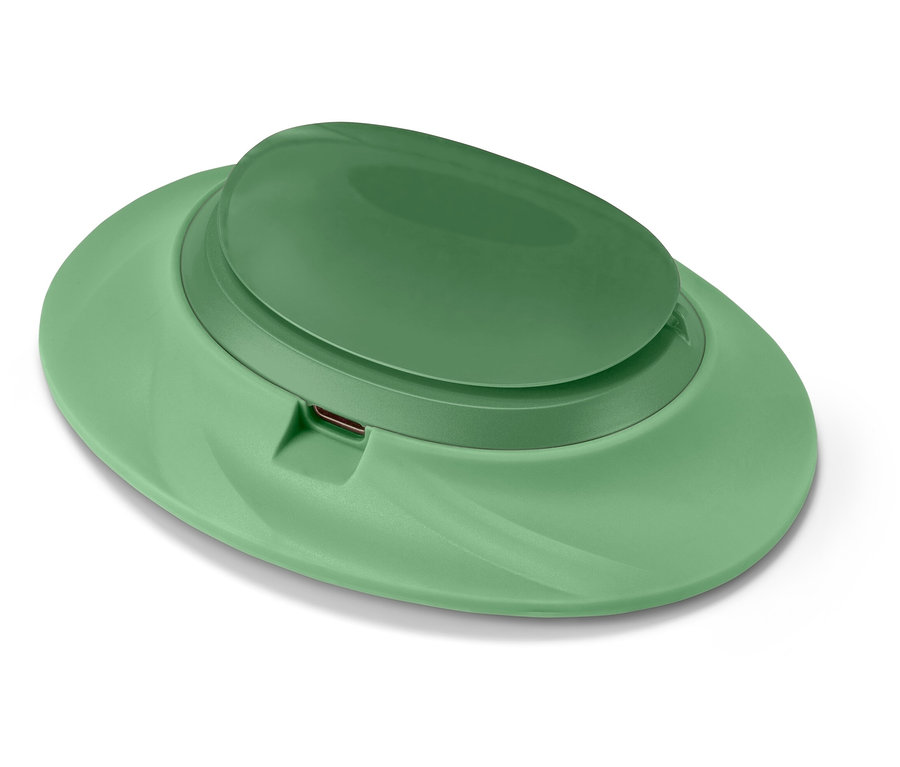 Zöld szappanadagoló fehér háttérrel.