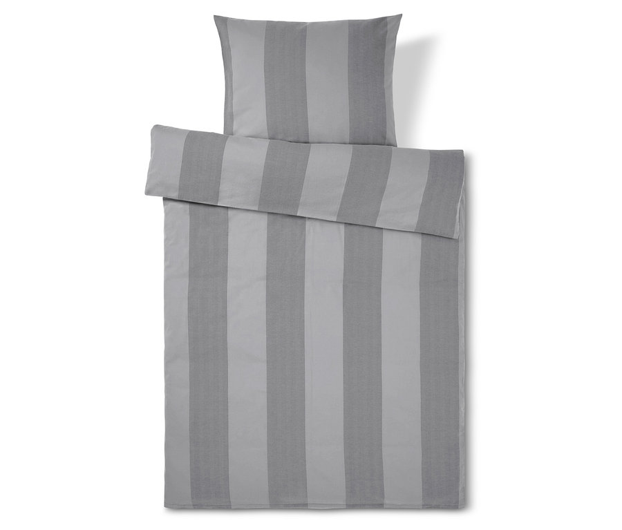 Szürke csíkos ágynemű, felül párnával.
