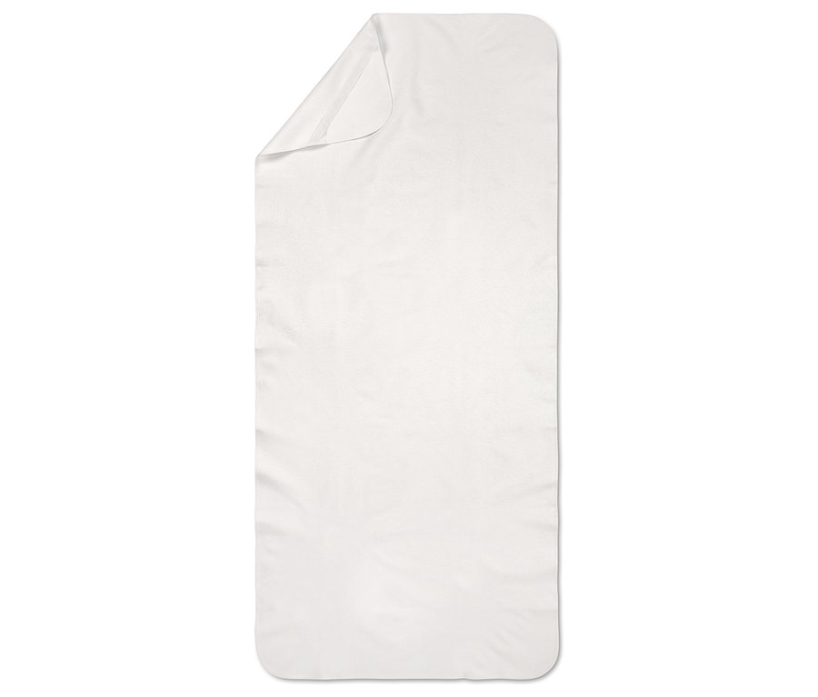 Egy fehér, hosszúkás törölköző fekszik egy sík felületen.