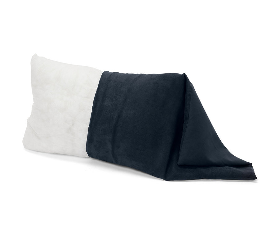 Egy fehér színű utazópárna van feltekerve egy sötétkék takaróba.