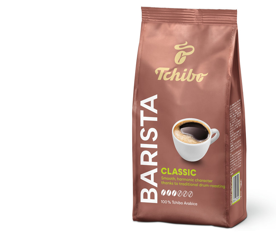 Egy csomag Tchibo Barista Classic őrölt kávé egy csésze kávéval.