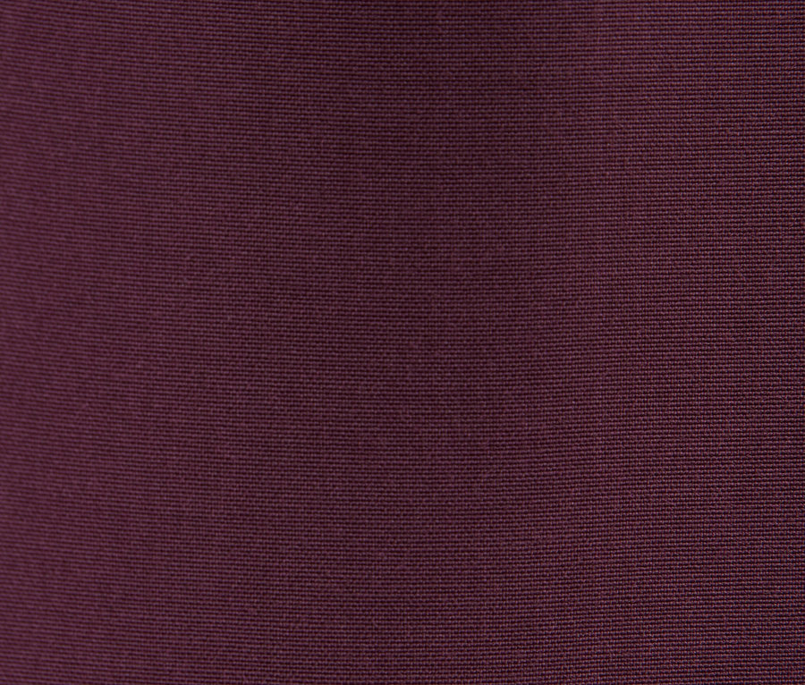 Egy sötétlila szövet textúrájának közeli felvétele.