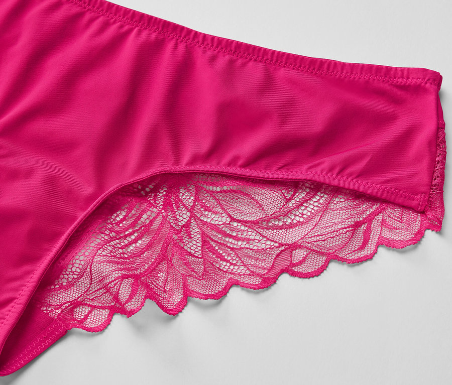Egyetlen, fukszia színű, csipkés brazil alsó részlete.