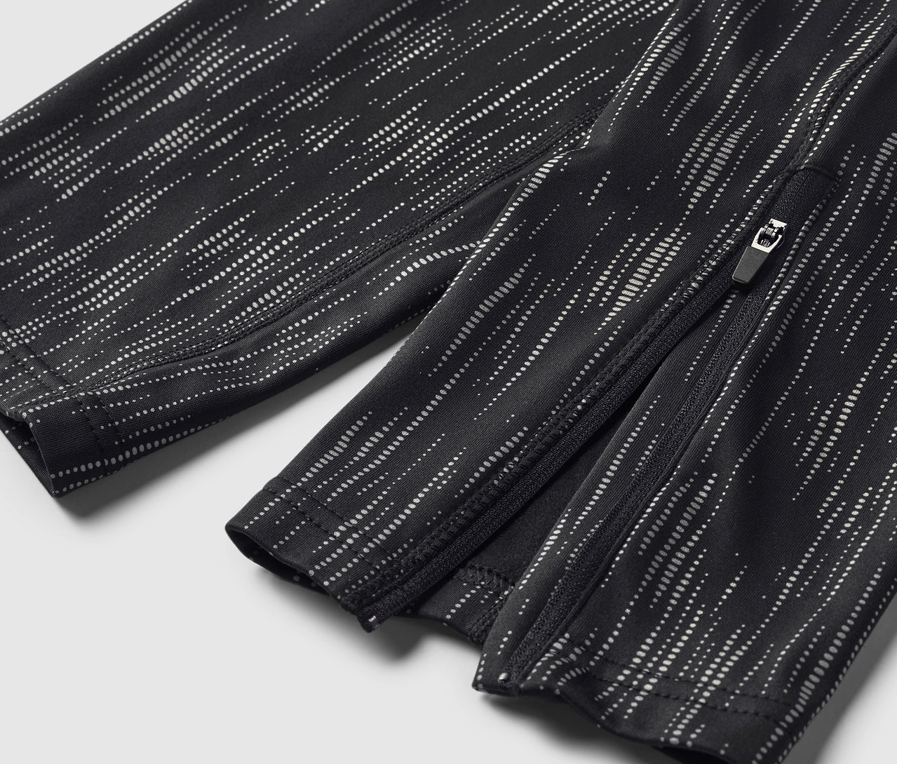 Fekete-fehér mintás nadrág részlete bokánál cipzárral.