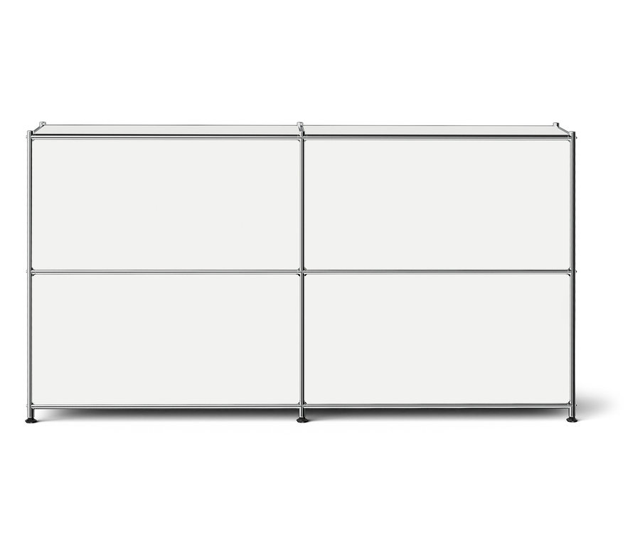 Négy fehér, négyzet alakú modul fémvázzal.