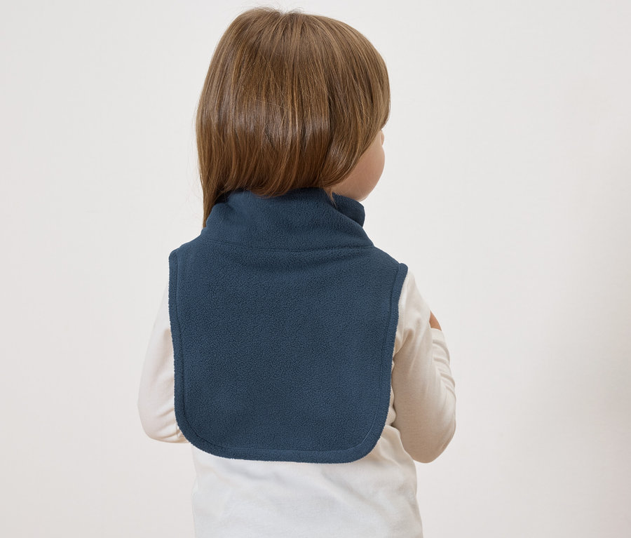 Fiú kék előkét visel.