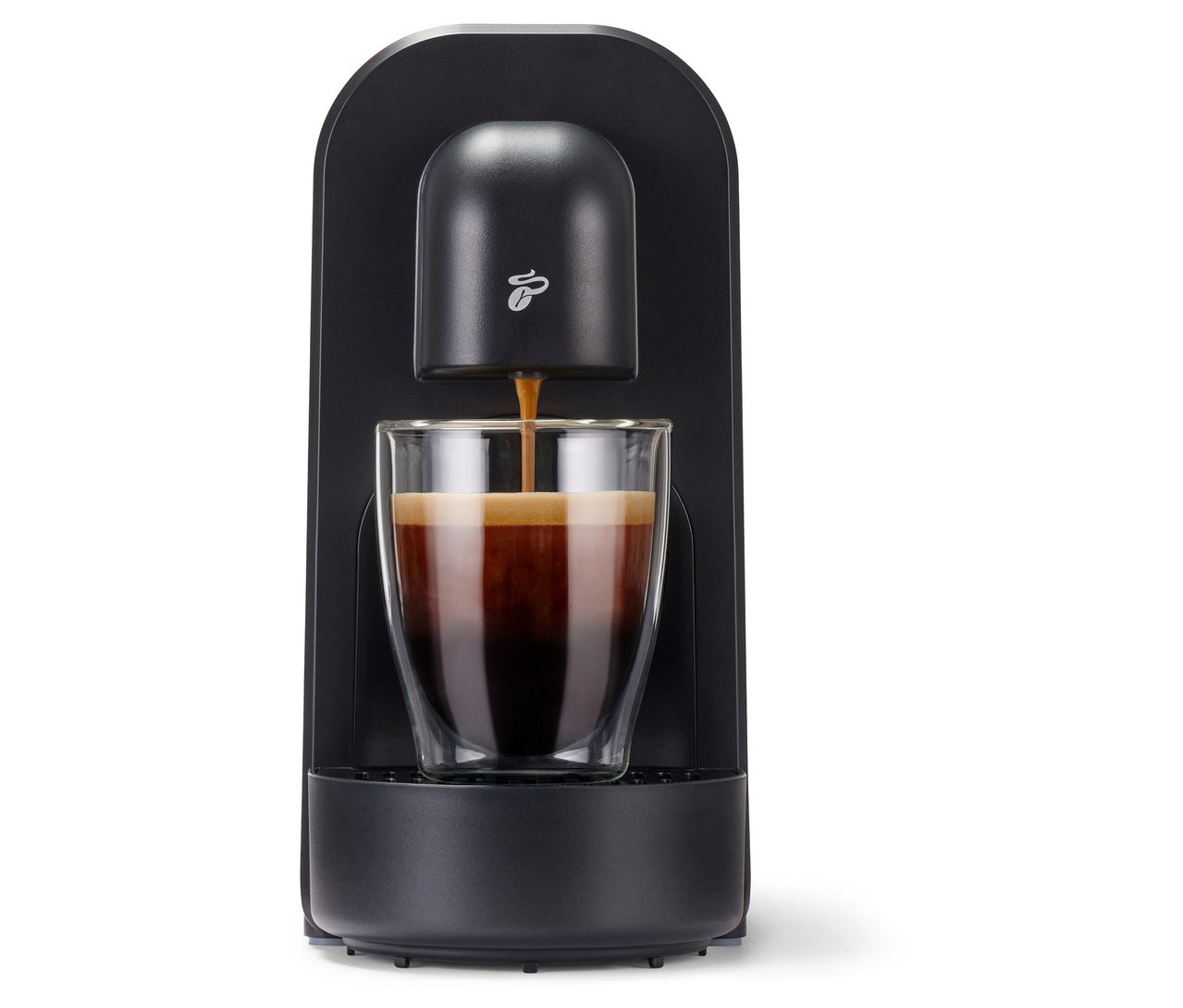 Egy fekete Cafissimo now red kávéfőző kávéval tölt meg egy csészét.