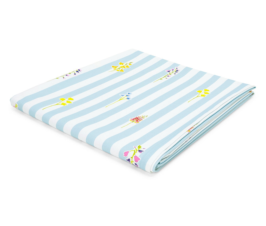 Összehajtott világoskék és fehér csíkos szövet virágmintával.