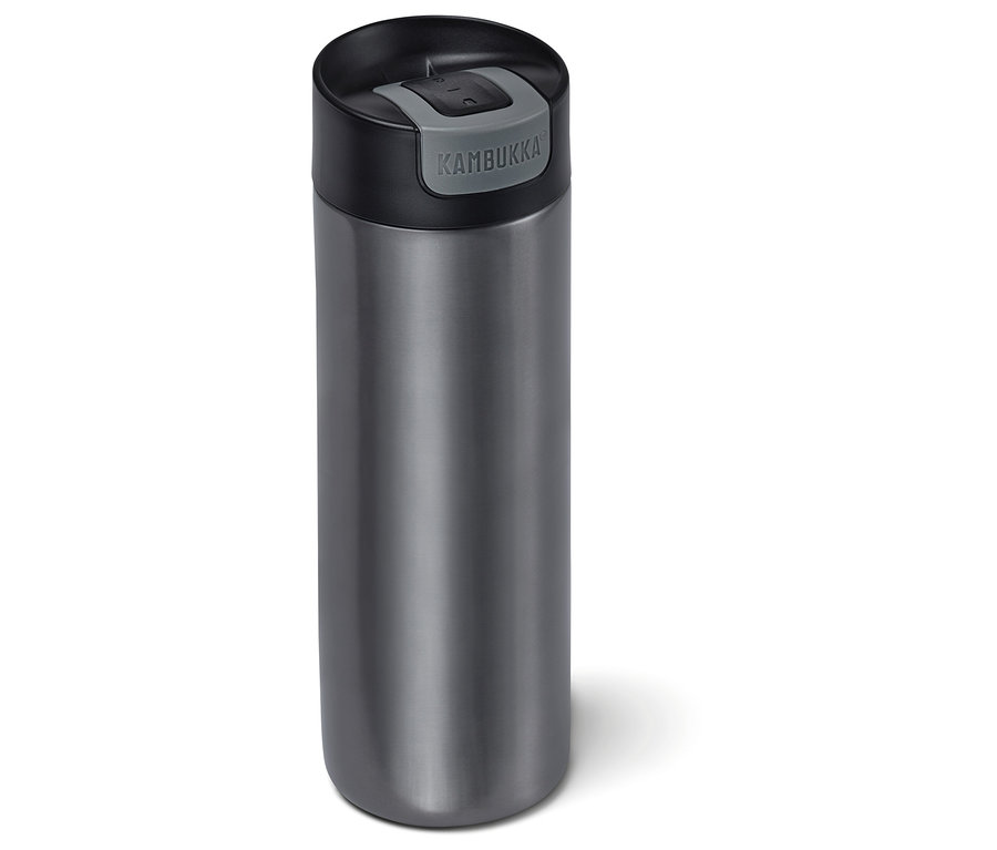 Egy szürke, 500 ml-es Kambukka To-Go bögre.