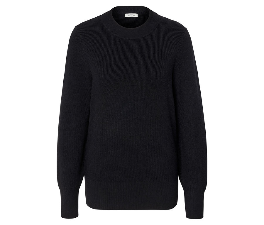 Fekete kötött pulóver hosszú ujjakkal.