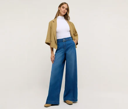 Nő Angels denim »Liva« letisztult, bőszárú farmerban, fehér felsőben és dzsekiben.