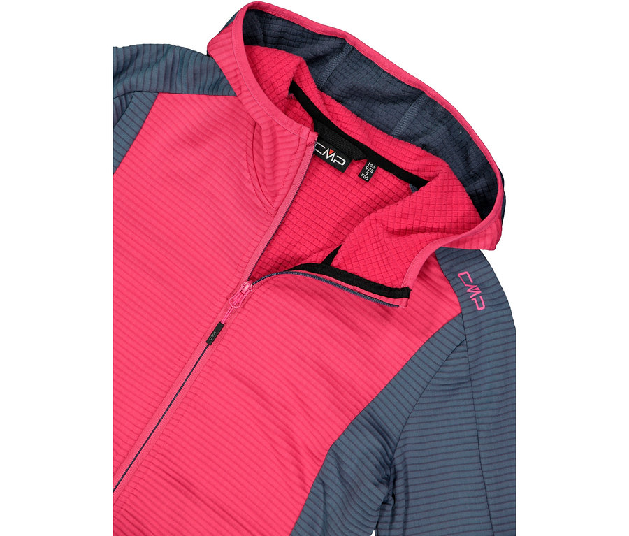 Közelkép egy rózsaszín CMP polár pulóverről kapucnival és kékesszürke ujjakkal.