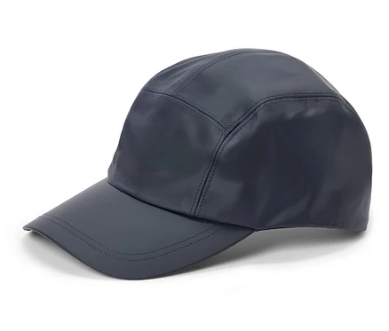 Egy sötétkék baseball sapka fekszik egy fehér háttéren.