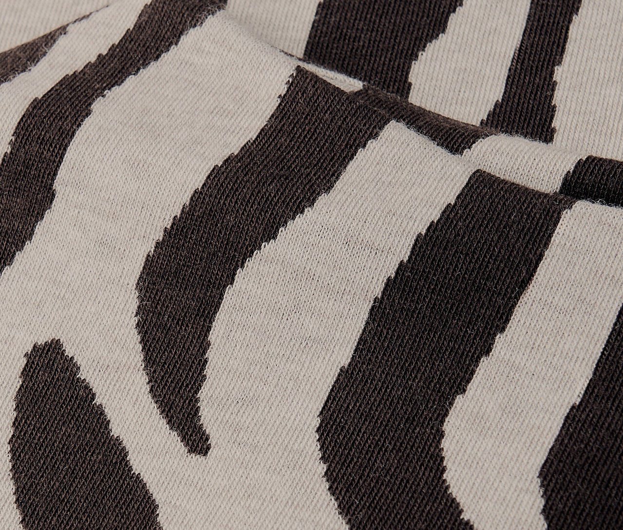 Közelkép a Street One zebra mintás jacquard pólójáról.
