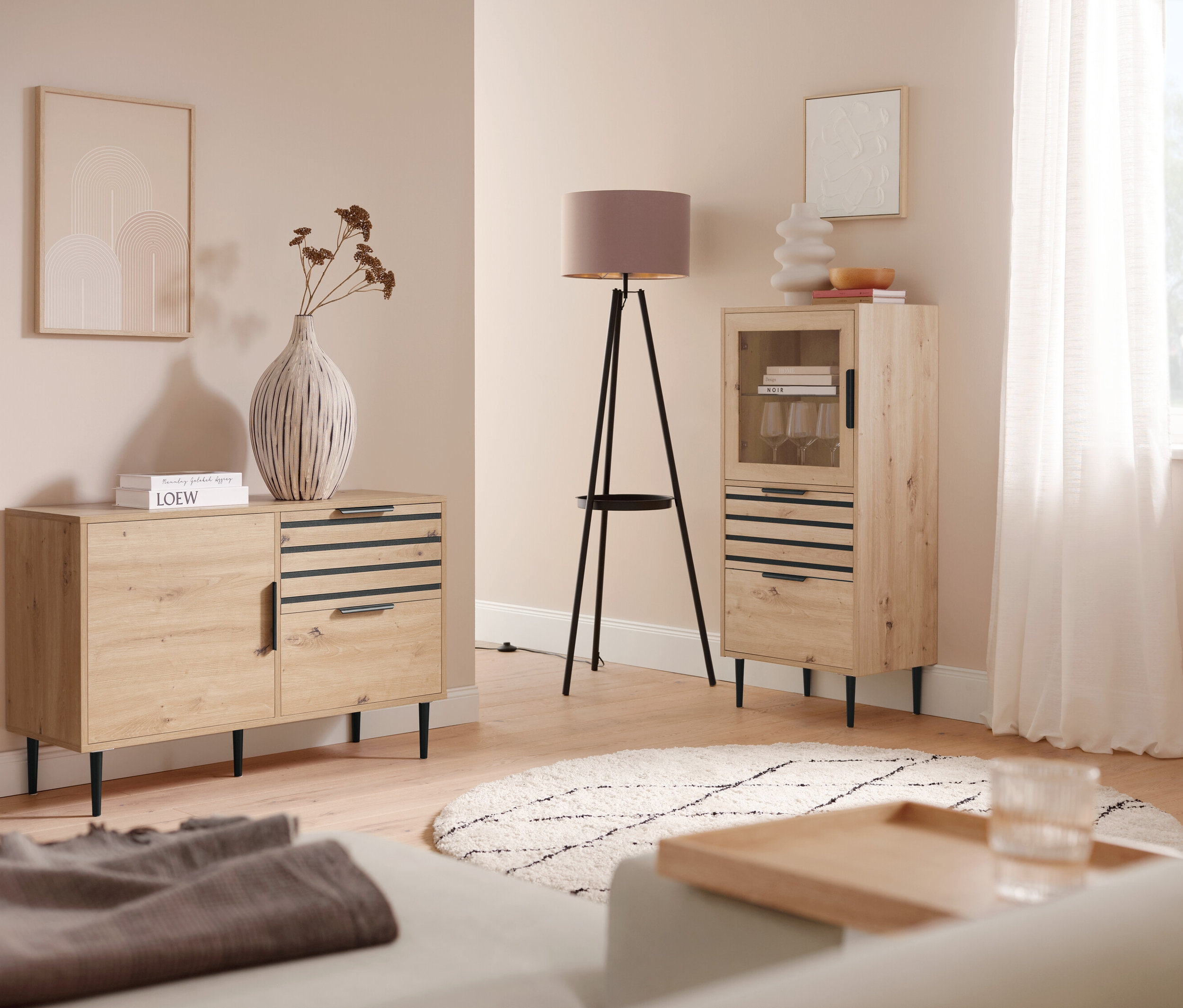 Belsőépítészeti jelenet Trio Stehleuchte »Colette« lámpával, krémszínű, jobb oldali DOMO Longchairrel és Indoorteppich »NOMAD Rhombus Line« szőnyeggel (kb. 160 cm átmérőjű).