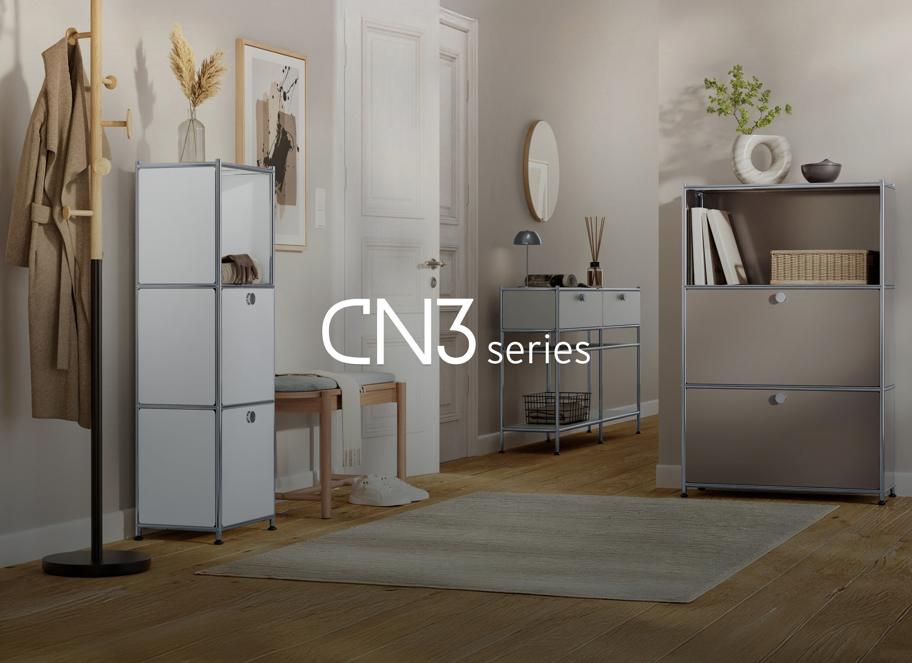 Belsőépítészeti jelenet fehér és szürke polcrendszerrel, ruhafogassal, komóddal, ülőkével és dekorációs elemekkel.