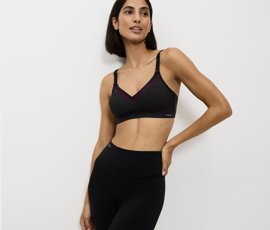 Nő visel fekete sportmelltartót és leggingset.