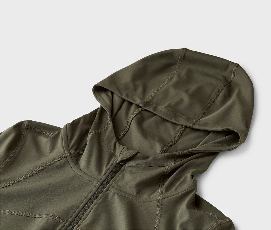 Egy olívazöld, cipzáras kapucnis pulóver közeli képe.