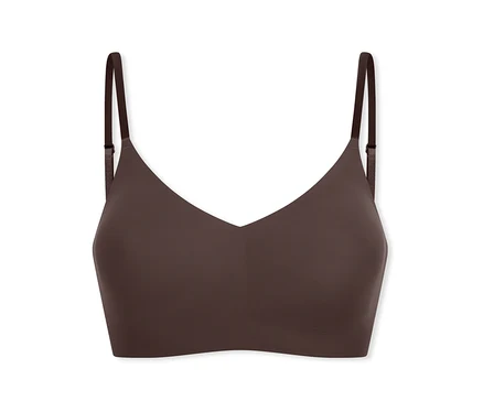 Sötétbarna, varrás nélküli, merevítő nélküli bralette vékony, állítható pántokkal és V-nyakkivágással.