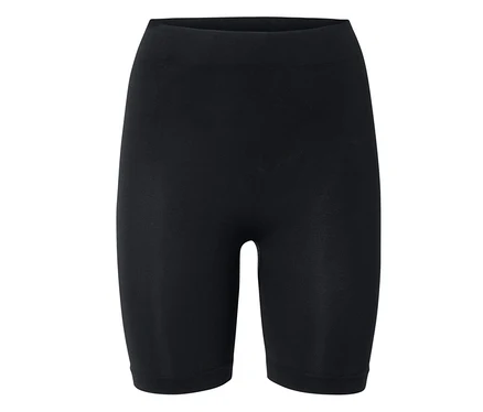 Fekete, rövid leggings fekszik fehér háttér előtt.