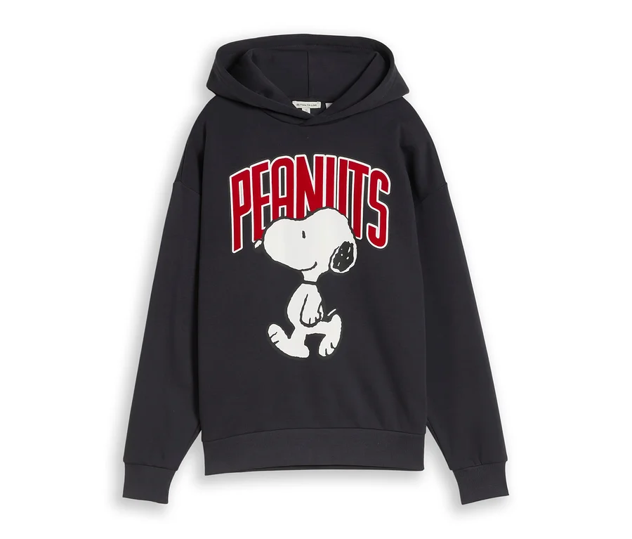Sötétkék kapucnis pulóver, elején nagy mintával, amely a piros-fehér „PEANUTS” feliratot és alatta egy fehér Snoopy illusztrációt ábrázol.