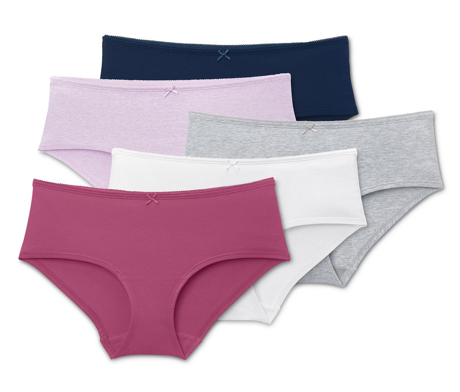 Öt különböző színű női alsó (sötétkék, világos lila, szürke, fehér és málna színű) egymásra helyezve.