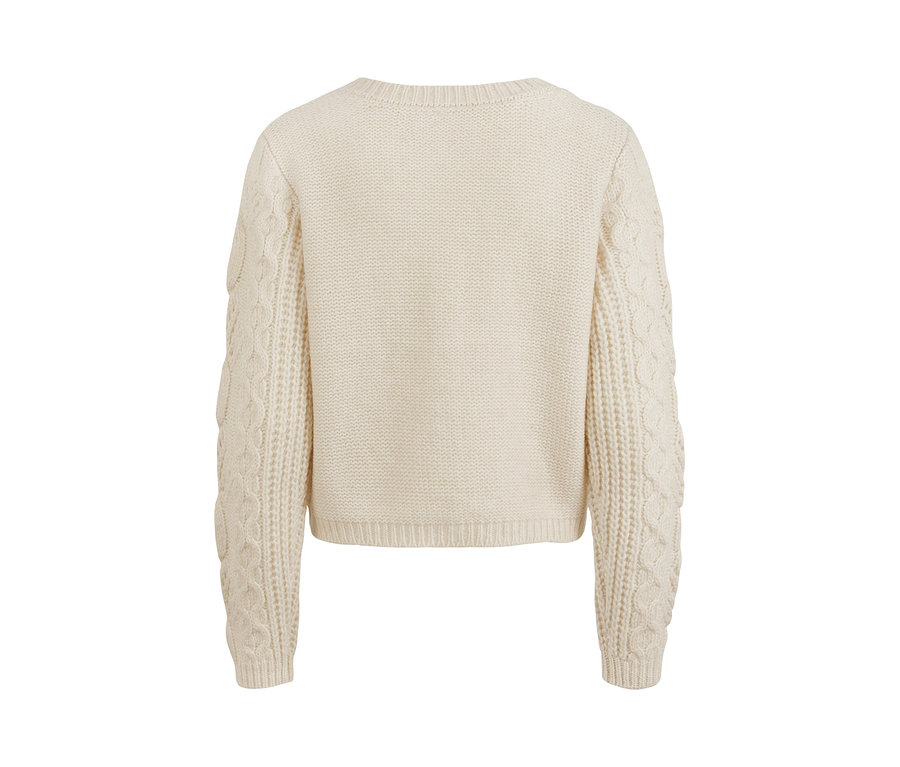 Egy krémszínű, vastag kötésű női kötött kardigán hátulnézeti részlete.